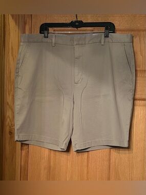 NWT Vineyard Vines by shep & Ian 9” Commodore Stretch Khaki Shorts. Size 40